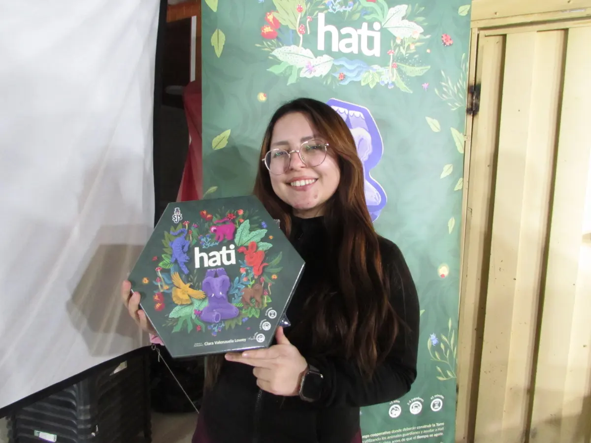 Una asistente sonríe con la caja de HATI en las manos