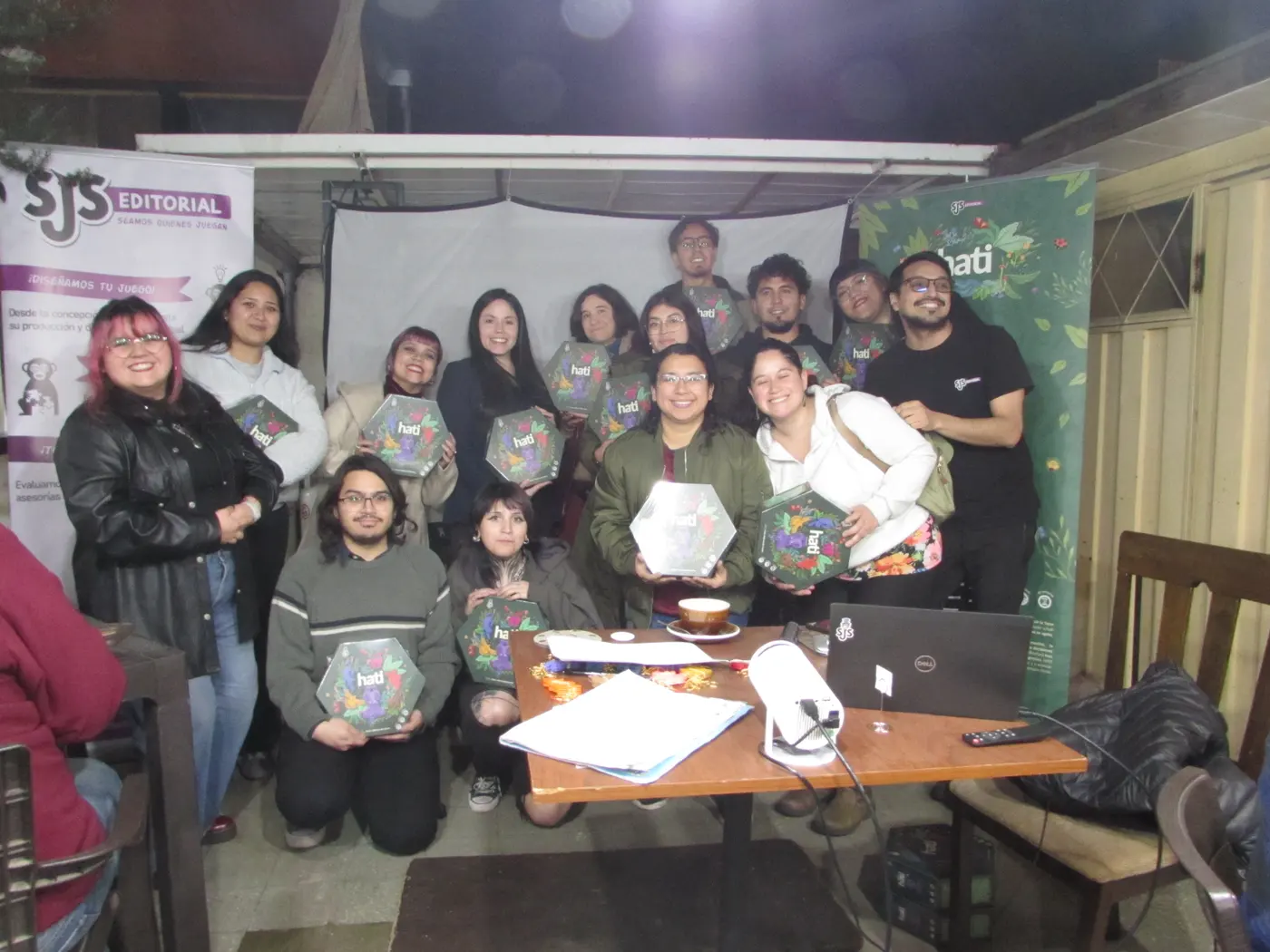 Foto grupal del lanzamiento de HATI, con varias personas sosteniendo la caja